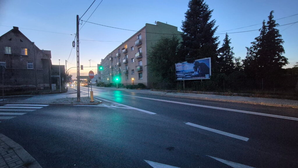 Namysłów 7458 ul. 1 maja róg z Łączyńską obok marketu DINO